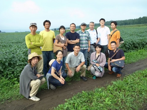 北海道の幕別町で大規模自然栽培をされている折笠さんの圃場を見学した