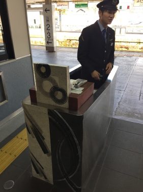 JR西日本の北陸本線『武生駅（たけふえき）』の改札には越前和紙が使われている。